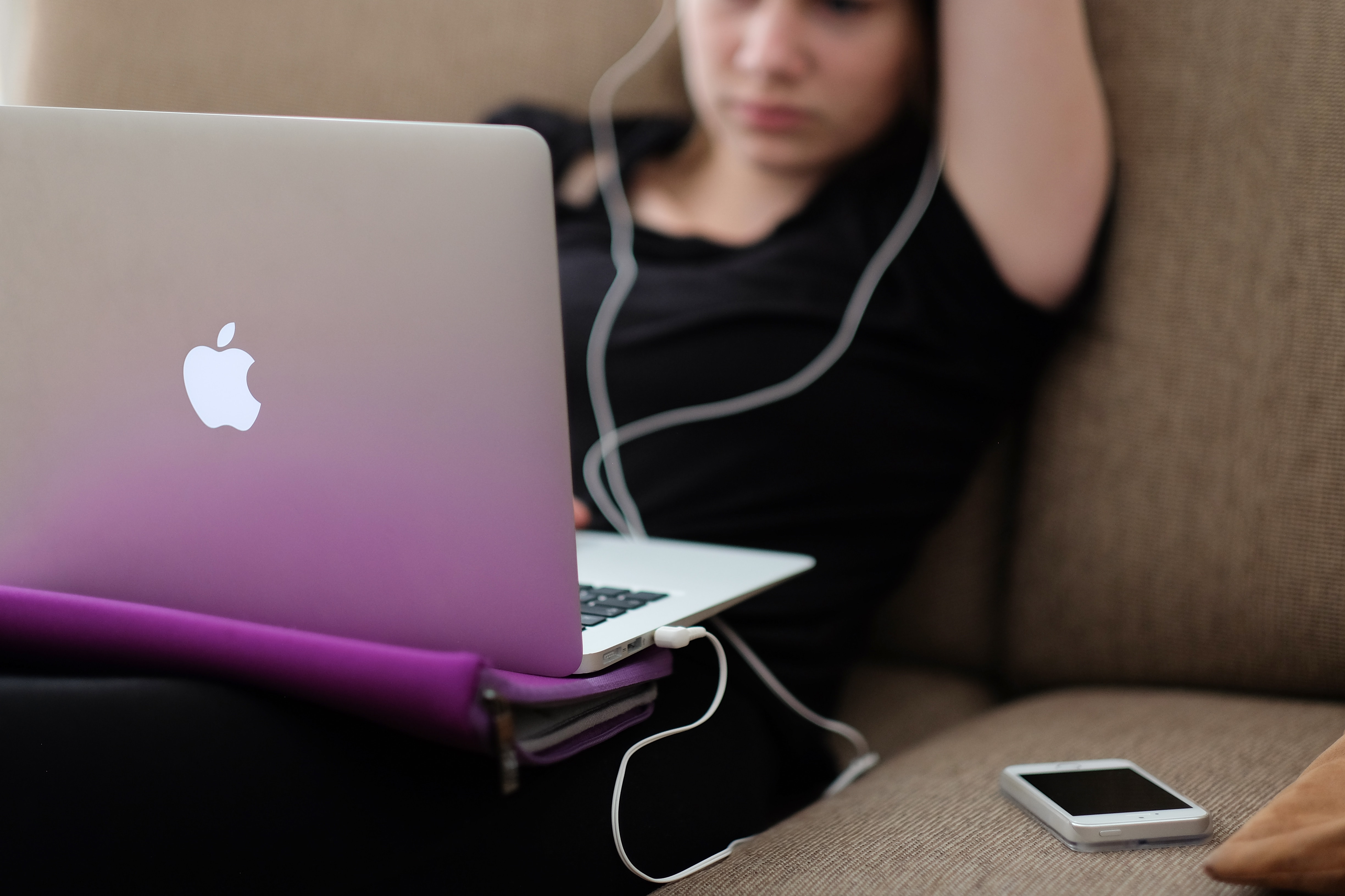 teenager-smartphone-laptop